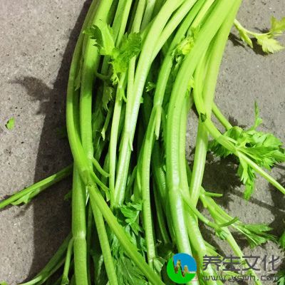 芹菜中纤维粗就像扫把，扫掉牙齿上的部分食物残渣