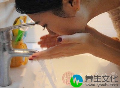 用温水和柔和的洁面乳将面部洗干净