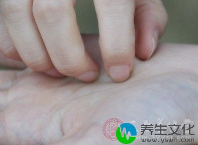 每天晚上坚持用这种混合物涂抹在手上色斑处