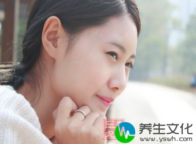 同时还可利用光子嫩肤特性，改善肤质，美白肌肤、消除细小皱纹