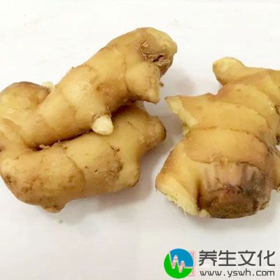 把鸭肉剔骨切碎，锅热放油，姜，大料，煸炒， 加白糖，盐，料酒，酱油，少许水闷烧十分钟