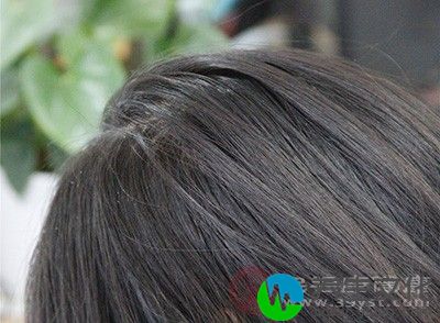 面色苍白或萎黄，口唇、眼结膜及指甲床色淡，头发干枯