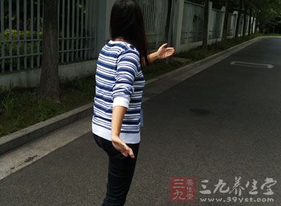 太极拳教程 女人做一动作轻松补肾养颜