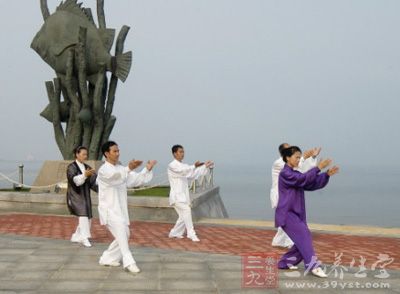 48式太极拳 中年人气短头晕不妨打打太极拳