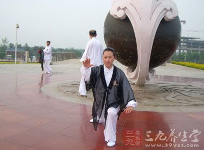 32式太极拳 男女常做这运动远离“高压线”