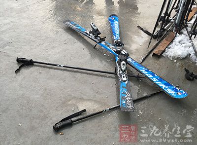 滑雪装备 滑雪板什么材料做的比较好