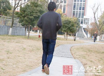 男女这种走姿注定做啥事都不顺