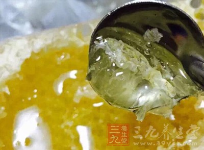 蜂蜜的作用 蜂蜜加一物20天淡斑40天年轻10岁