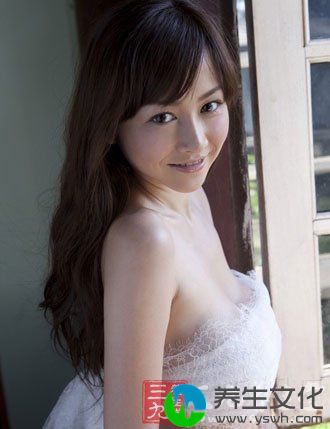 杉原杏璃，日本女艺人、水着女星，隶属FITONE艺能公司