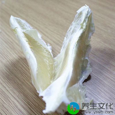 柚子含有独特的维生素P，能够强化皮肤的毛细孔的功能