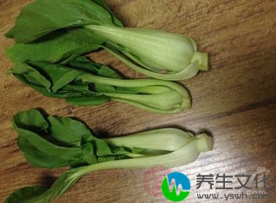 青菜、鲢鱼。鲢鱼取肚子上的肉除刺，青菜切碎炒熟，粳米熬粥加料稍煮