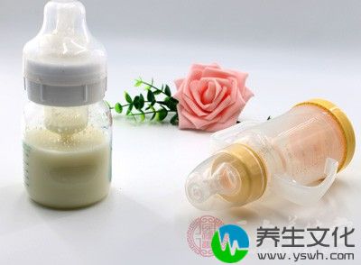 目前市场上的配方奶粉中含有的营养成分都大致与母乳接近