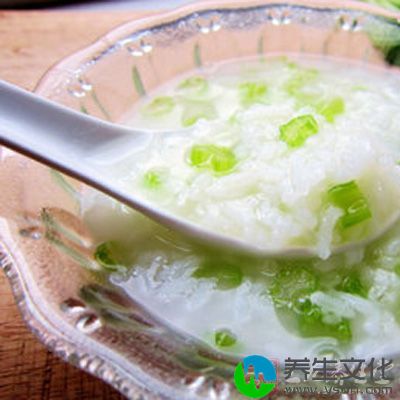 将芹菜连根洗净，加水熬煮，取汁