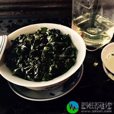 菠菜、茶叶等含草酸较多的食物要减少食用