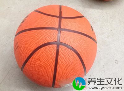 主要使队员养成退守中注视球的习惯