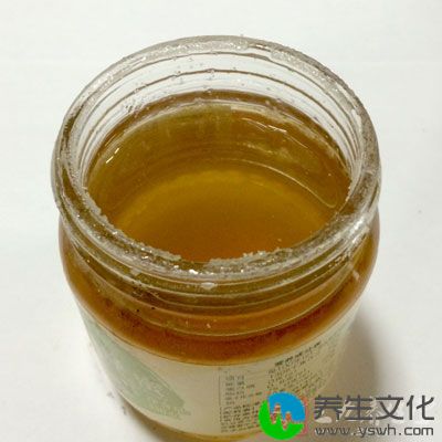 每天早晚各饮用一杯蜂蜜，可补充水分，润肠通便