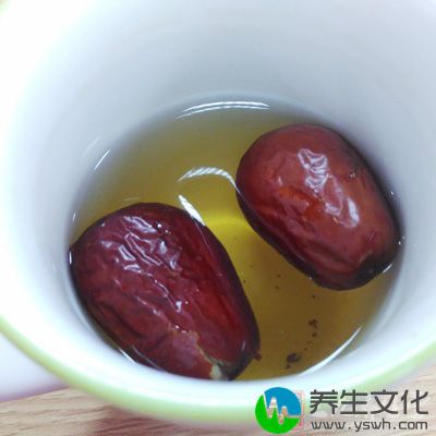 红枣3枚至5枚。将枣用刀割破，沸水冲泡代茶饮用