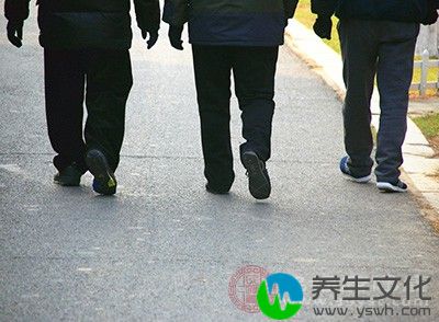 起来走一走，能嗳气或排气更好