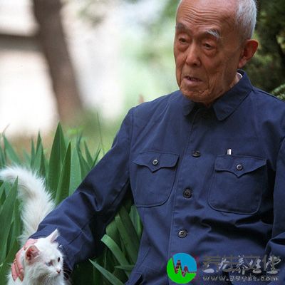 他还爱养猫，他喂养过一只叫“虎子”的强悍的猫，每天读书写书累了，虎子就与他逗闹撒欢，给了他很多乐趣