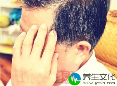 白发多是由于进入中老年后，肝血不足、肾气虚衰所致