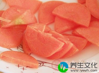 食材：胡萝卜1根、凉开水适量