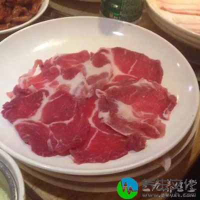 先将牛肉洗净剁成肉糜