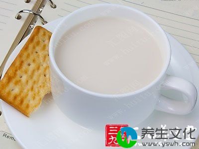 多喝牛奶、多吃蔬菜水果能美白全身