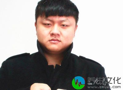 男士佩戴发晶饰品无论是发晶手链还是发晶吊坠都可以带给人自信心