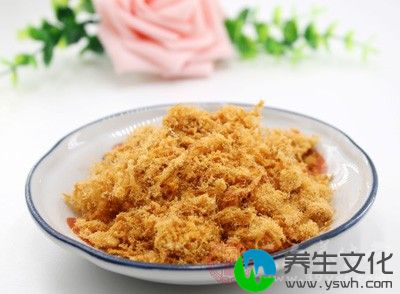 菠菜用开水烫一下后切成末，与肉松和盐一起放入粥内