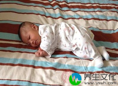 如多汗、睡眠不深、易醒、头枕部脱发形成枕秃等