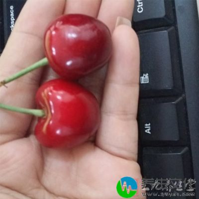 经常食用樱桃能养颜驻容，使皮肤红润嫩白，去皱消斑