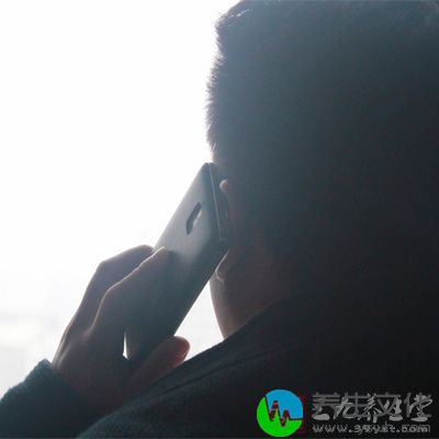 一会儿上电脑聊天室约网友，一会儿打开手机发短信，一会儿抓起电话到处发出热情邀请