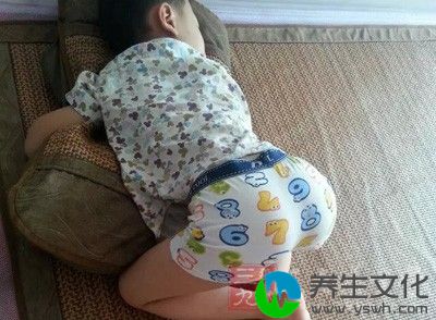 孩子生下来不久就开始给孩子“把尿”