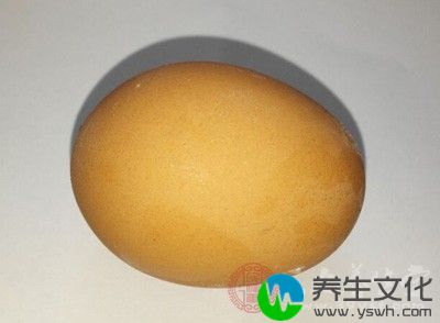 将鸡蛋蒸熟，取出蛋黄，把汤和饭糊放入锅内煲滚