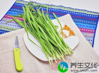 把韭菜洗净切段