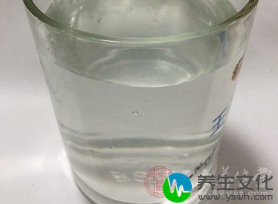 最好让宝宝喝温开水或温的牛奶、米汤等