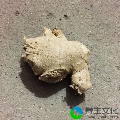 温热生姜茶或蜂蜜茶具有消炎止痒的作用