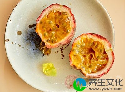 直接鲜食：将百香果剖开，用调羹挖出瓤包直接食用(籽可食用，富含高级蛋白，高级脂肪