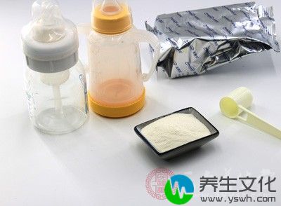 看包装、颜色等。包装虽然完整，但标识陈旧，说明奶粉的保存期限已过