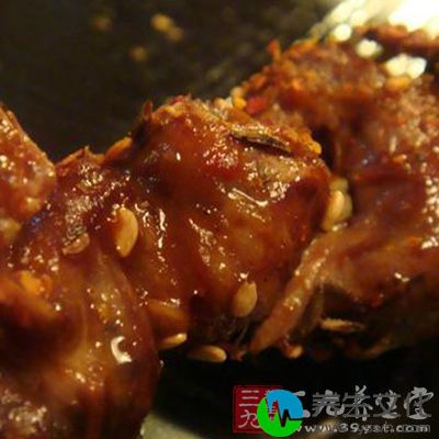 活麻雀数只，去毛、肠杂后，放炭火上烤熟，沾芝麻盐食之