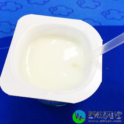 酸奶中的乳糖已经被乳酸菌转化为葡萄糖，减少了像喝鲜牛奶后出现的乳糖不耐受、胃部不适的问题