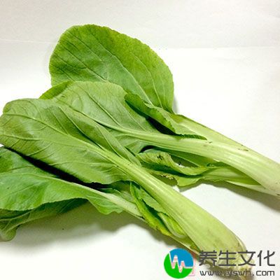 小白菜洗干净，切5-6CM长的段，用沸水焯一下