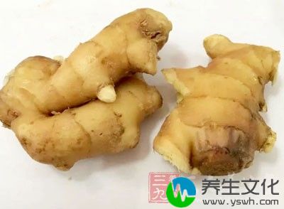 将生姜10克、乌梅肉30克切碎，和绿茶6克放入保温杯中