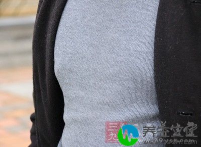 但是可以同时锻炼胸肌、肱二头肌和肱三头肌