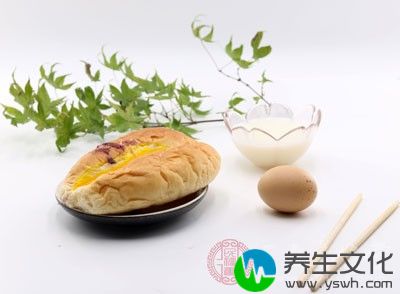 宝宝吃些固体食物，如面包、磨牙棒