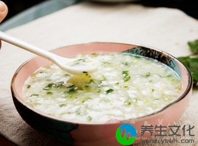 可做些清淡味鲜的菜粥、片汤、面汤之类的易消化食物