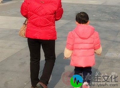 有些家长总喜欢在孩子面前保持威严，习惯用以上对下的态度来对待孩子