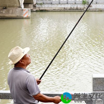 夏季的早晨和傍晚的气温和水温都比较的适合，这是鱼儿吃食的最佳水温