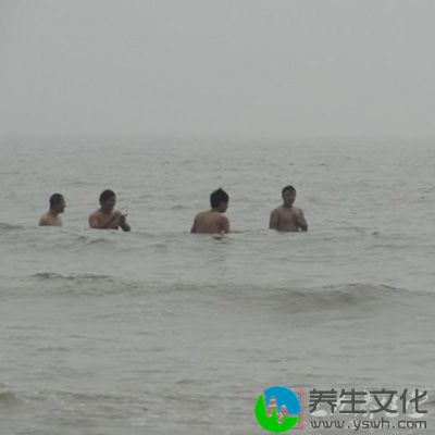 在天然水域游泳时，切忌贸然下水