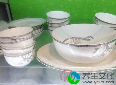 喂辅食时，可以锻炼宝宝逐步适应使用餐具